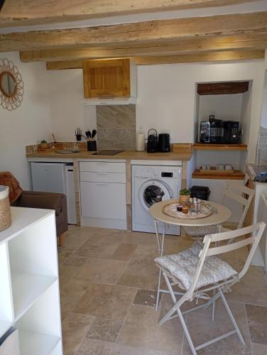- une cuisine avec une table, une table et des chaises dans l'établissement A casettuccia santu petru, à Santo-Pietro-di-Venaco