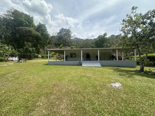 ein Haus mit einem großen Garten davor in der Unterkunft Los Atardeceres in Manaure