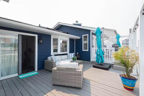 Balkoni atau teres di 3BR Canal Front Getaway Near Fenwick Walk to Beach with Dock and Kayaks
