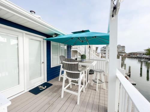 Balkoni atau teres di 3BR Canal Front Getaway Near Fenwick Walk to Beach with Dock and Kayaks