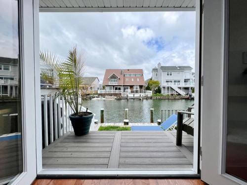 Balkoni atau teres di 3BR Canal Front Getaway Near Fenwick Walk to Beach with Dock and Kayaks