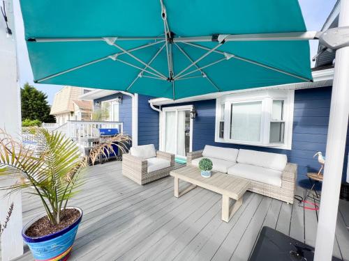Balkoni atau teres di 3BR Canal Front Getaway Near Fenwick Walk to Beach with Dock and Kayaks