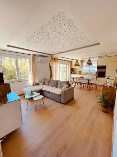 un salon avec un canapé et une table dans l'établissement Villa Palmeira- Sainte-Maxime, à Sainte-Maxime