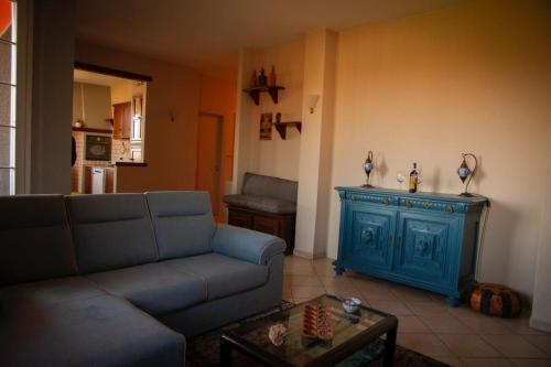 a living room with a couch and a blue fireplace at La Quiete in Caraglio