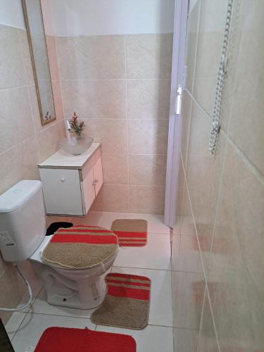 a bathroom with a toilet and a sink and a shower at Loft 11, caminho do mirante in Iguaba Grande