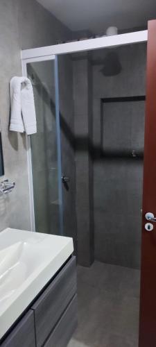 une salle de bains avec douche, lavabo et miroir dans l'établissement Palma Blanca Depto 207, à Santa Cruz de la Sierra