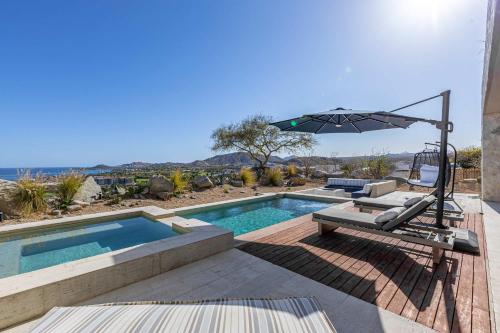 Bazén v ubytování Solesta 4BR Villa and Luxury Casita by The Agency Baja nebo v jeho okolí