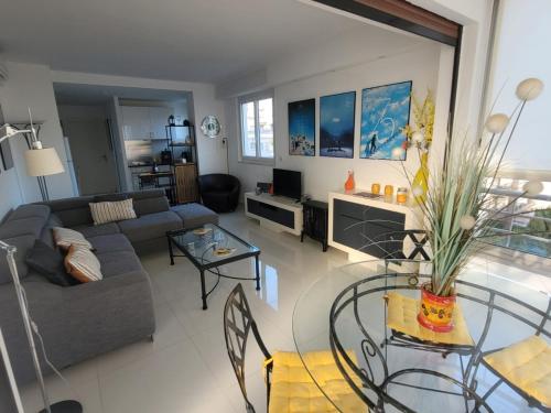 un salon avec un canapé et une table dans l'établissement Center Cannes Hippocampe, à Cannes