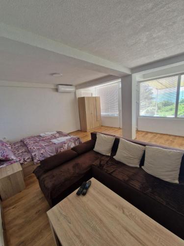 a living room with a couch and a bed at Apartment Novakoski in Lagadin