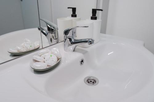 Ένα μπάνιο στο Beach house Hela - resort & tavern BAIN, free transport, pool, Island of Žut - Kornati