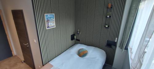 ヴァンドゥーヴル・レ・ナンシーにあるStudio rénové Nancy Brabois, proche CHRU campusの小さなお部屋で、ドーナツのベッド1台が備わります。