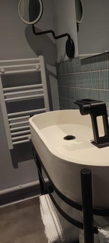 une salle de bain avec un lavabo blanc et un miroir dans l'établissement Studio rénové Nancy Brabois, proche CHRU campus, à Vandœuvre-lès-Nancy