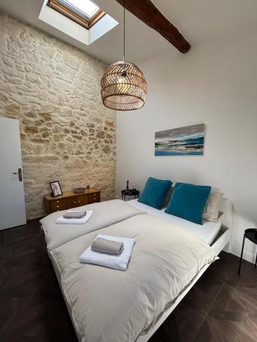 une chambre avec un grand lit avec des serviettes dessus dans l'établissement Country house-pool-vineyards-fully equipped, à Montagne