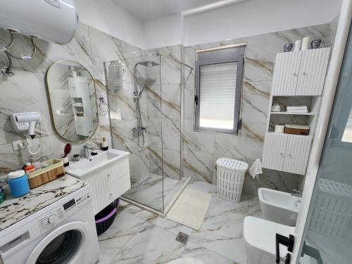 Een badkamer bij Deluxe Apartment