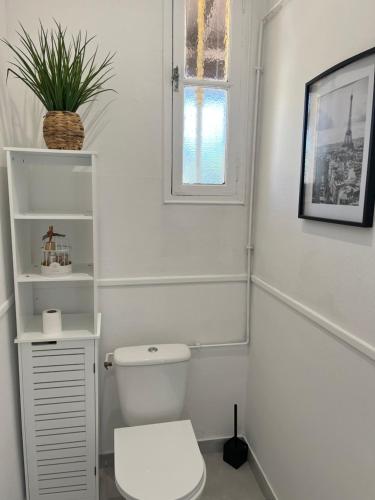 bagno bianco con servizi igienici e finestra di Maison appartement 54m2 a Varennes-Vauzelles