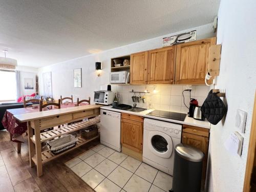 une cuisine avec un évier et une machine à laver dans l'établissement Résidence Jardin Alpin Anemone - Appartement spacieux · Accès pistes par navette · Vue montagne MAE-0141, à La Salle Les Alpes