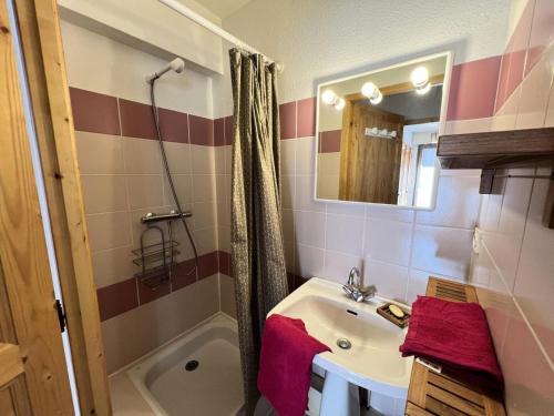 une salle de bain avec un lavabo, un miroir et une baignoire dans l'établissement Résidence Jardin Alpin Anemone - Appartement spacieux · Accès pistes par navette · Vue montagne MAE-0141, à La Salle Les Alpes