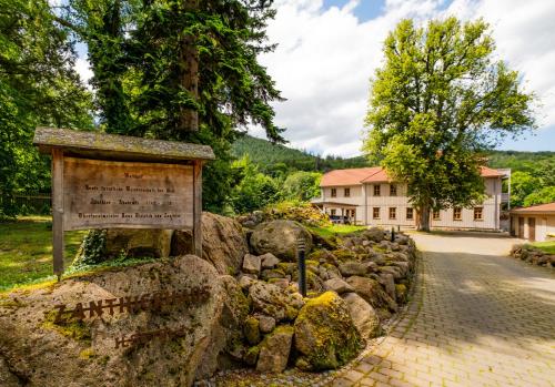 イルセンブルクにあるHarz Huus Apartment "Tanne"の石垣前看板