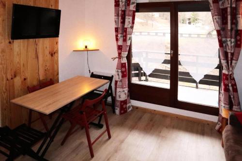 Televízia a/alebo spoločenská miestnosť v ubytovaní Résidence Le Pouzenc - Studio calme pieds de pistes MAE-0344
