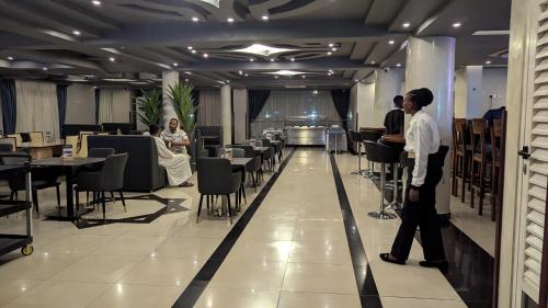 Επισκέπτες που μένουν στο The Grand Plaza Hotel