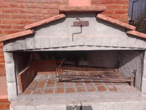 a brick oven with a bench inside of it at Alquiler Casa Chacabuco 2 in Chacabuco