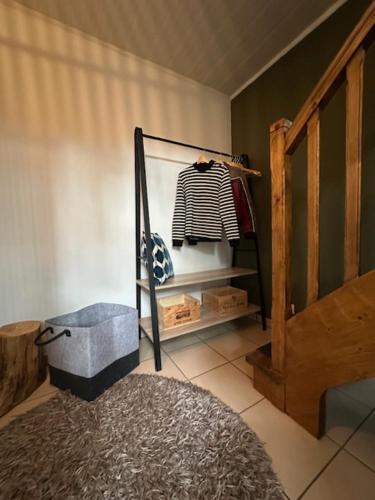 Cette chambre dispose d'un escalier et d'un miroir. dans l'établissement La cabane du pêcheur, à La Celle-sous-Gouzon