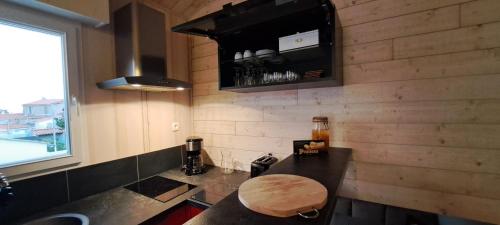 une cuisine avec un comptoir, un évier et un plan de travail dans l'établissement La cabane du pêcheur, à La Celle-sous-Gouzon