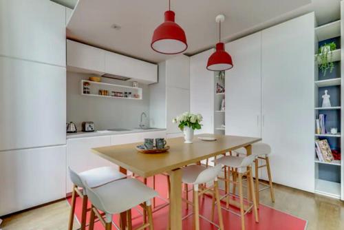 une cuisine avec une table et des chaises en bois dans l'établissement La Douce Nuit - Moderne - Elégant - Rénové, à Paris