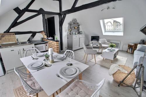 une cuisine et une salle à manger avec une table et des chaises dans l'établissement Paradis des poutres - Rénové & Centre-ville, à Bourges