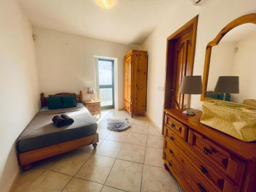 Postel nebo postele na pokoji v ubytování Seaview Octagon Villa with Pool & Outdoor Whirlpool