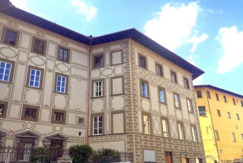a building with a clock on the front of it at La Maison du Sage in Florence