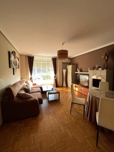 ein Wohnzimmer mit Sofa und Tisch in der Unterkunft Vivienda turística El Mirador de la Abuela in Ciudad-Rodrigo