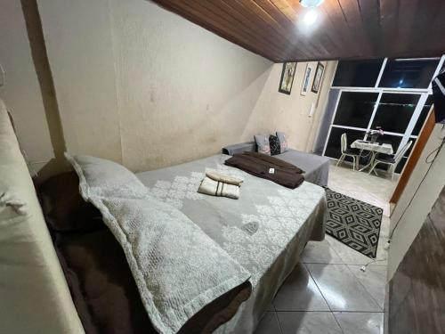 a small room with a bed and a table at Casa Centro Terreo in Campos dos Goytacazes