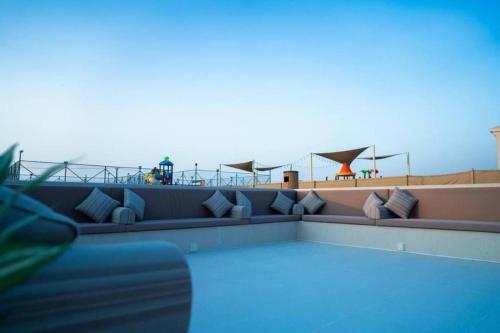 Un balcón o terraza de Blanca house with 2pools near Sharjah Al Dhaid