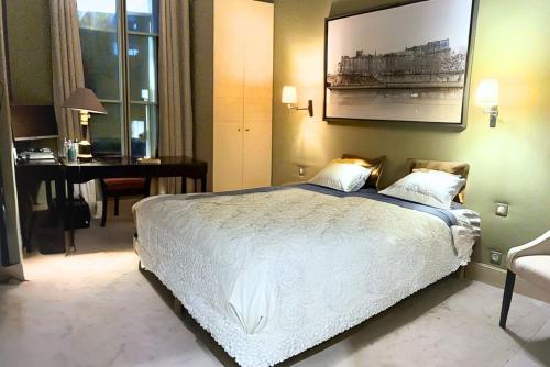- une chambre avec un lit, un bureau et un piano dans l'établissement L'Ecrin - Lumineux et Vues splendides -Batignolles, à Paris