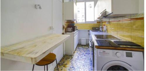 une cuisine avec un lave-linge et un lave-linge dans l'établissement Le Breteuil Calme & Lumineux Invalides, à Paris