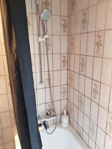 eine Dusche im Bad mit Badewanne in der Unterkunft Central House in Billund 5 bdr - Next to LEGO adventures in Billund