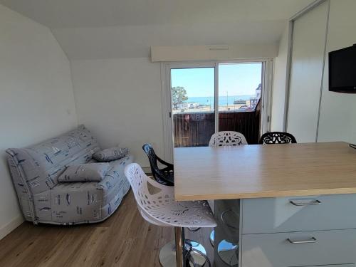 un salon avec un canapé, une table et des chaises dans l'établissement La Cormorane, à Carnac