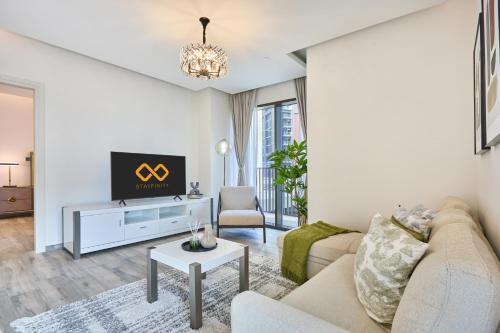 Bright and Modern City Apartment in Business Bay with Two Balconies, Pool, Gym, free Parking and Self Check In, Sleeps up to Four, by Stayfinity