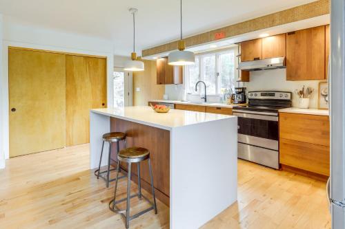 Dapur atau dapur kecil di 2 Mi to Hoosic River The Moss House with Deck!