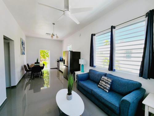 Istumisnurk majutusasutuses 25- Pool Mansion walk to Beach, sleeps 30 guests