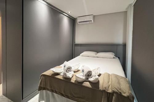 a bedroom with a bed with towels on it at Duplex Super Charmoso 200m Praia Bessa 3 Pessoas in Nossa Senhora do Livramento