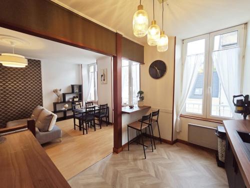 un salon avec une cuisine et une salle à manger dans l'établissement L'Instant Morlaisien, à Morlaix