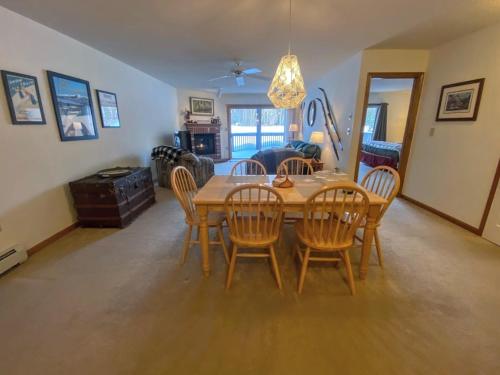 Un comedor y una sala de estar con mesa y sillas. en SC27 Family style Bretton Woods condo, en Carroll