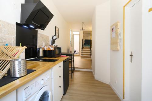 - une cuisine avec lave-linge et sèche-linge dans la chambre dans l'établissement Ô Loft climatisé d'Ony, à Toulouse