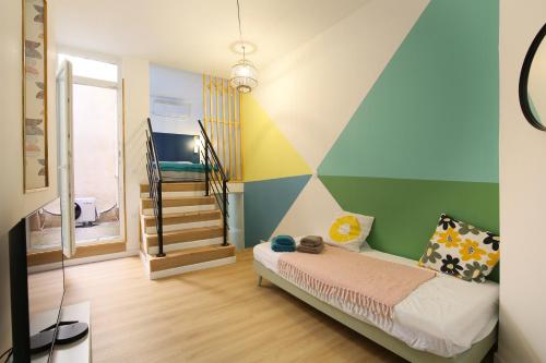 - une chambre avec un lit et un mur coloré dans l'établissement Ô Loft climatisé d'Ony, à Toulouse