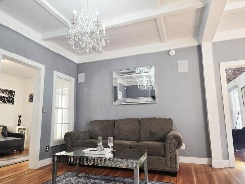 Posezení v ubytování Historic 4 bedroom Victorian Home in Downtown Georgetown