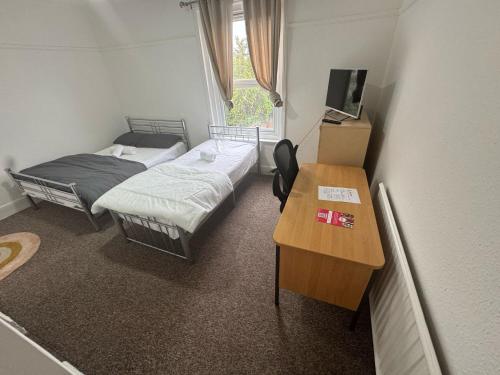Postel nebo postele na pokoji v ubytování Serene Suite Rooms