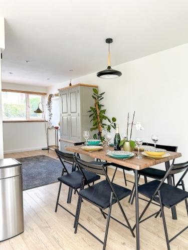 a kitchen with a wooden table and chairs in a room at Modern 3 Bed Home - Pets Welcome - FREE Parking in Canterbury