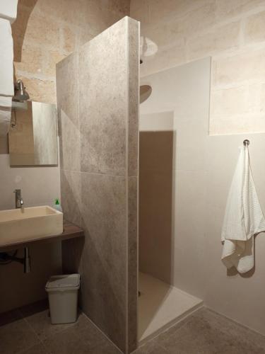 Un baño con ducha, inodoro y lavabo. en Casa Ninì, en Maruggio